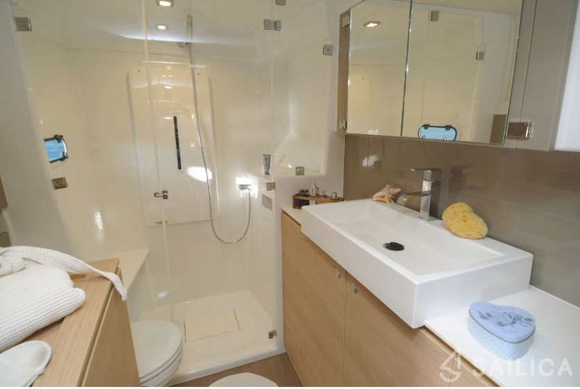 Bali 4.1 - Yacht Charter Sailica