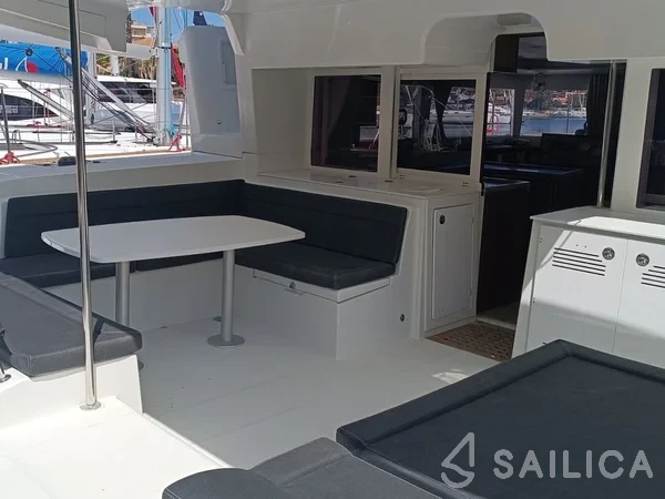 Lagoon 450  Flybridge - Yacht Charter Sailica
