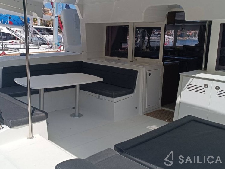 Lagoon 450  Flybridge - Yacht Charter Sailica