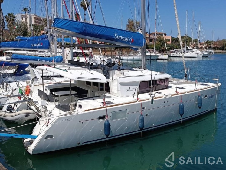 Lagoon 450  Flybridge - Yacht Charter Sailica