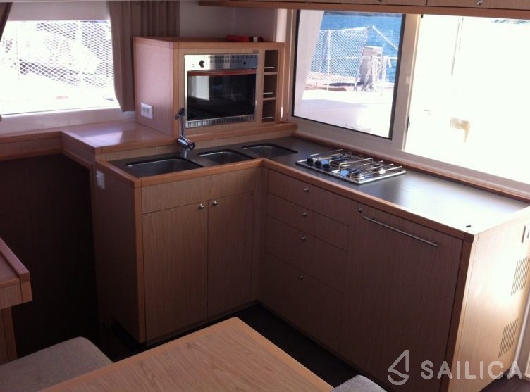 Lagoon 400 S2 - Yacht Charter Sailica