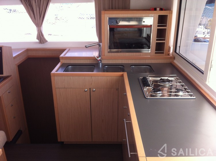 Lagoon 400 S2 - Yacht Charter Sailica