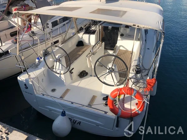Oceanis 30.1 - Yacht Charter Sailica