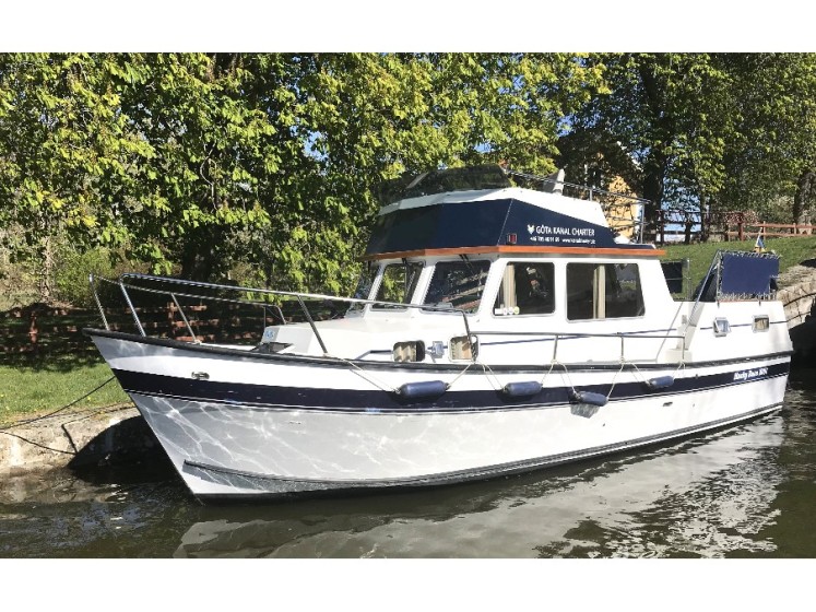 Husky Dane - Yacht Charter Sailica