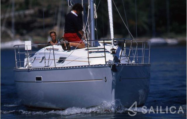 Oceanis 331 - Yacht Charter Sailica