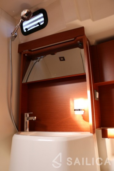 Oceanis 51.1 - Yacht Charter Sailica