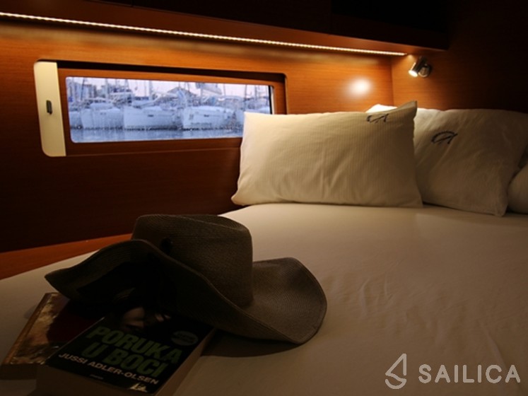 Oceanis 51.1 - Yacht Charter Sailica
