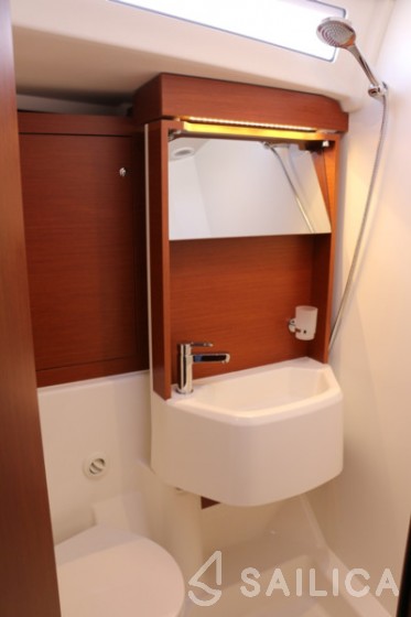 Oceanis 51.1 - Yacht Charter Sailica