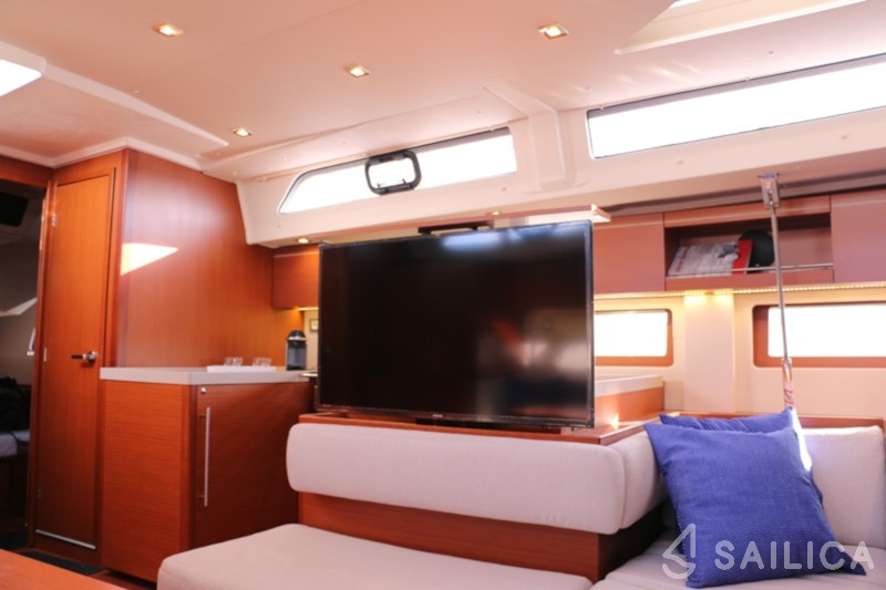 Oceanis 51.1 - Yacht Charter Sailica