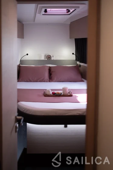 Astréa 42 - Yacht Charter Sailica