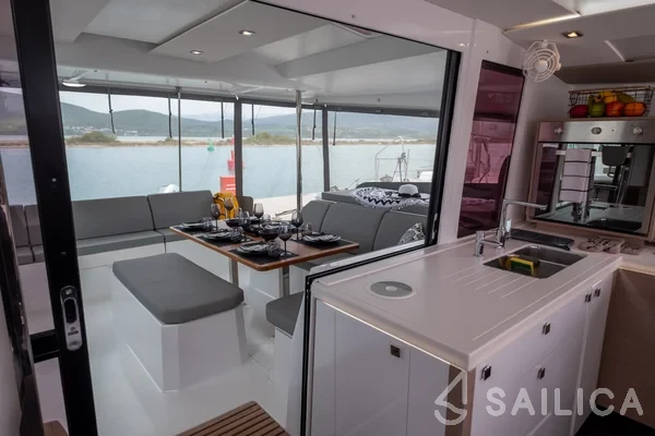 Astréa 42 - Yacht Charter Sailica