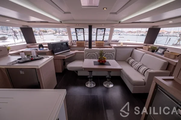 Astréa 42 - Yacht Charter Sailica