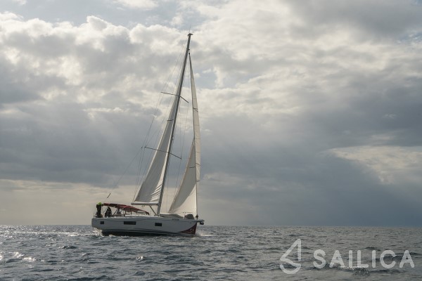 Oceanis 51.1 - Yacht Charter Sailica