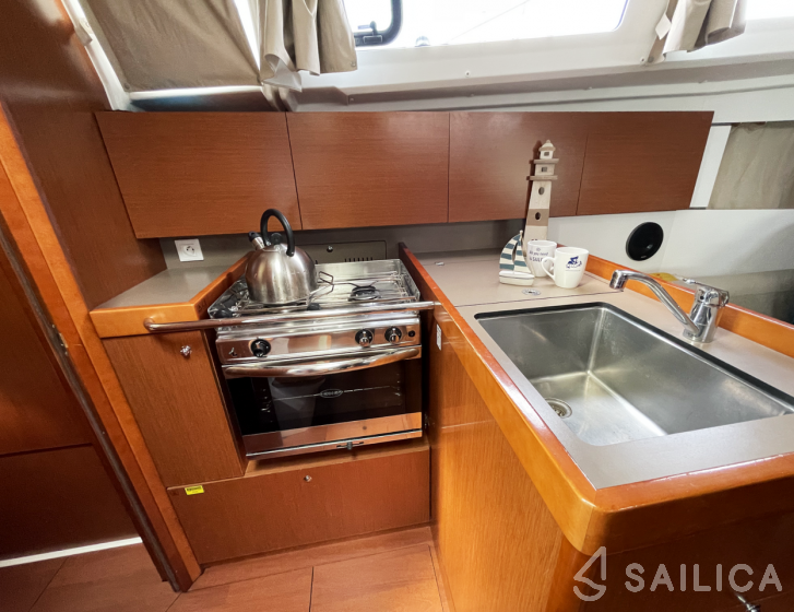 Oceanis 35.1 - Yacht Charter Sailica