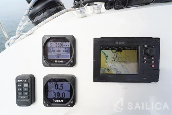 Lagoon 400 S2 - Yacht Charter Sailica