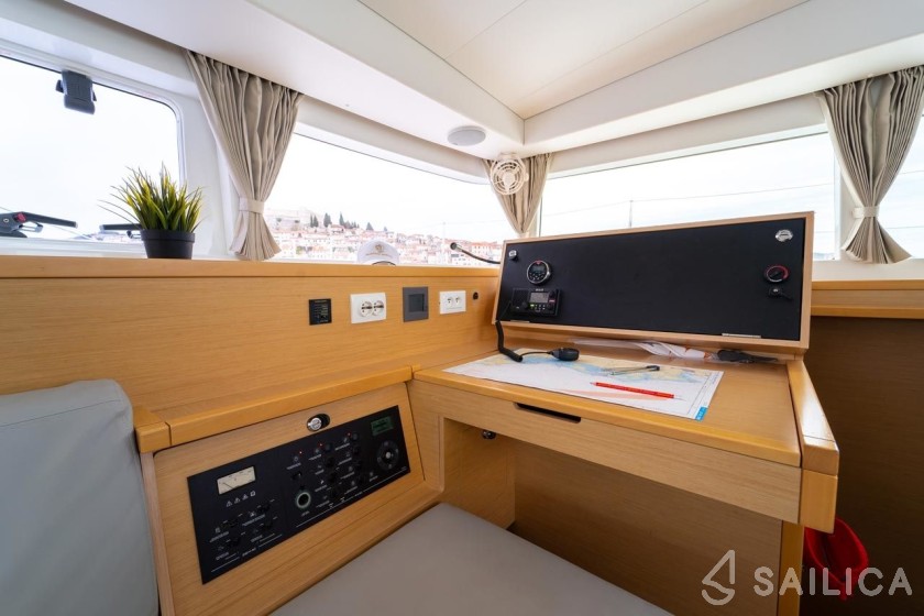 Lagoon 400 S2 - Yacht Charter Sailica