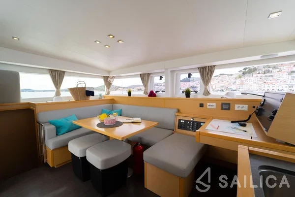 Lagoon 400 S2 - Yacht Charter Sailica