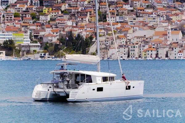 Lagoon 400 S2 - Yacht Charter Sailica