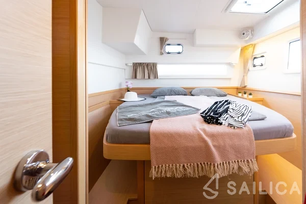 Lagoon 42 - Yacht Charter Sailica
