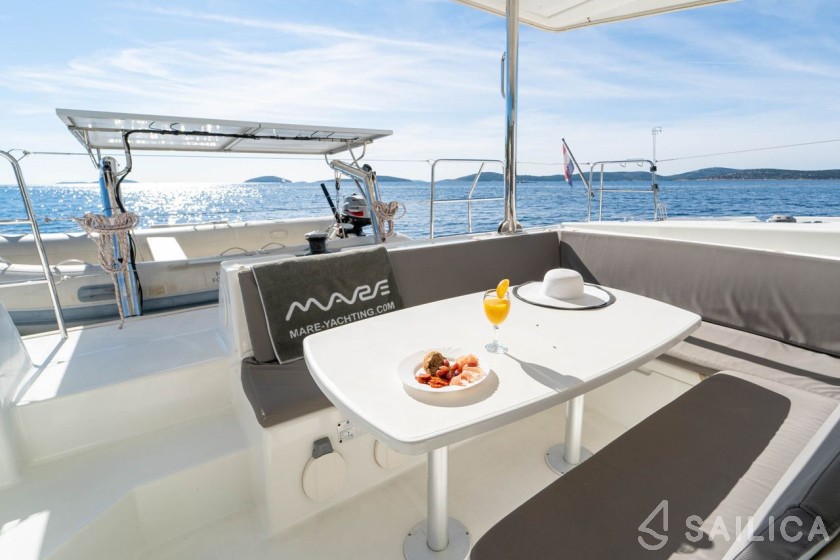 Lagoon 421 - Yacht Charter Sailica
