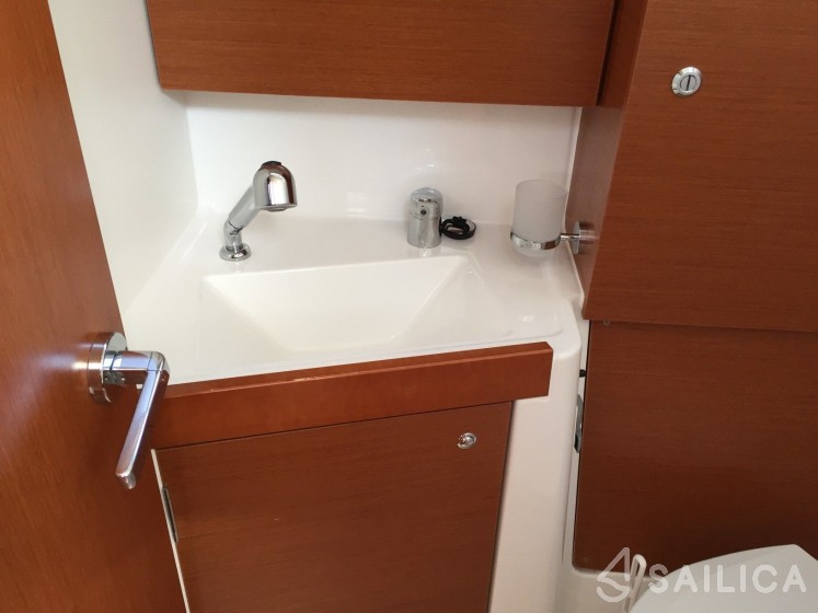 Oceanis 38 - Yacht Charter Sailica