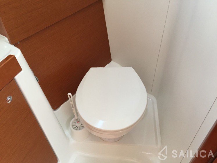 Oceanis 38 - Yacht Charter Sailica