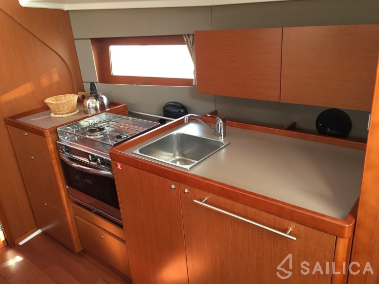 Oceanis 38 - Yacht Charter Sailica