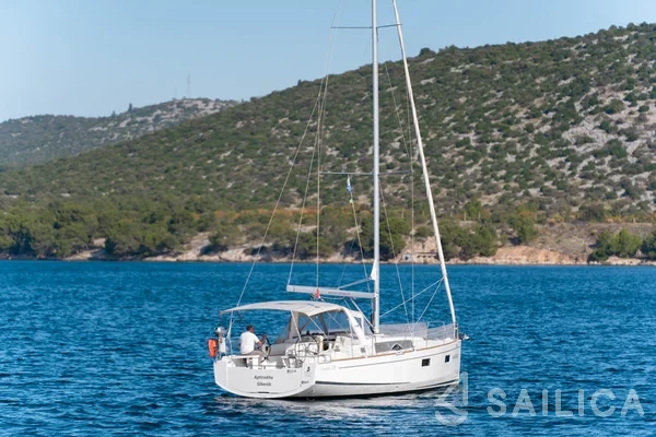 Oceanis 38 - Yacht Charter Sailica