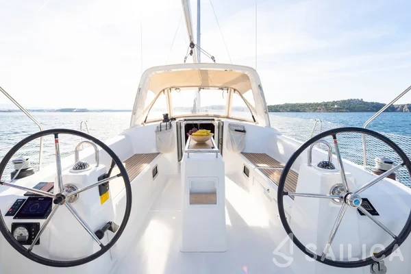 Oceanis 38 - Yacht Charter Sailica