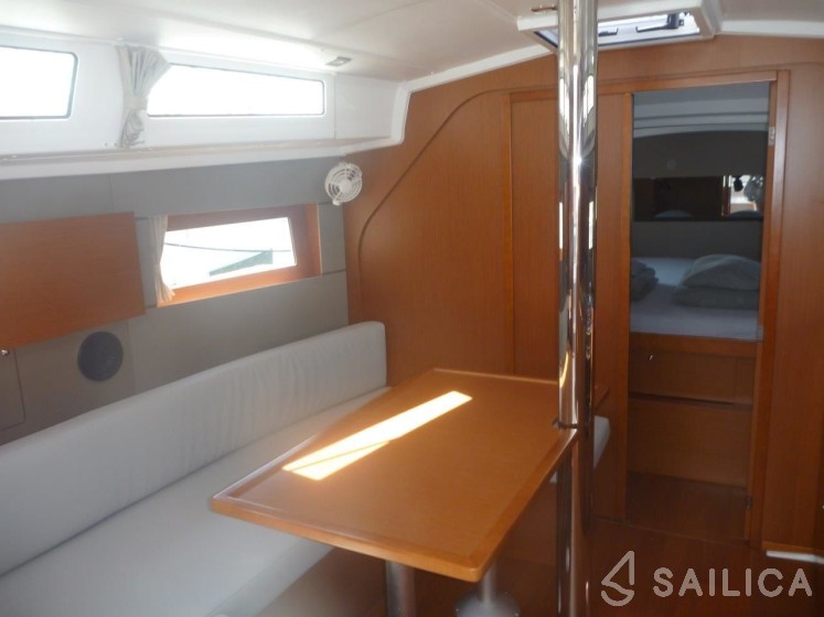 Oceanis 38 - Yacht Charter Sailica