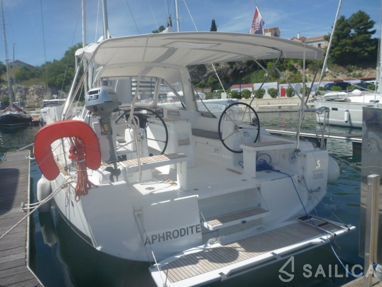Oceanis 38 - Yacht Charter Sailica