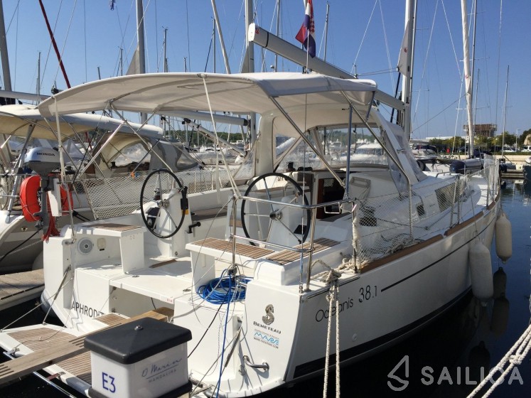 Oceanis 38 - Yacht Charter Sailica