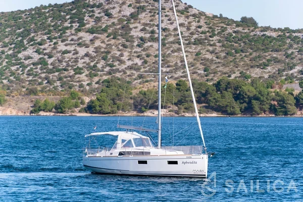 Oceanis 38 - Yacht Charter Sailica