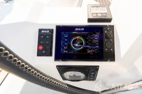 Oceanis 38 - Yacht Charter Sailica