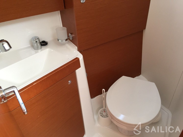 Oceanis 38 - Yacht Charter Sailica