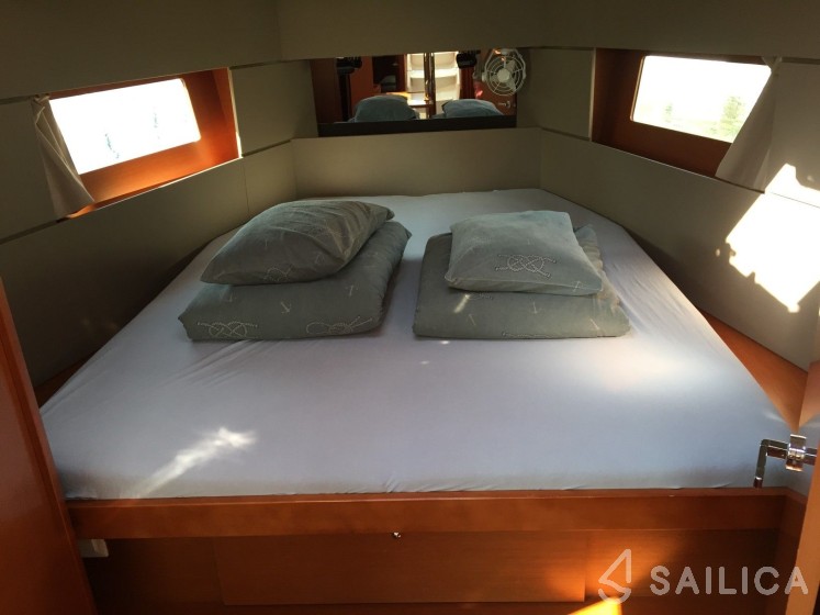 Oceanis 38 - Yacht Charter Sailica