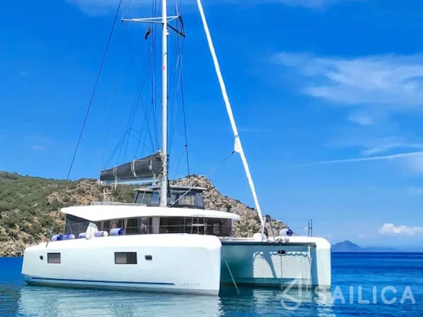 Lagoon 42 - Yacht Charter Sailica