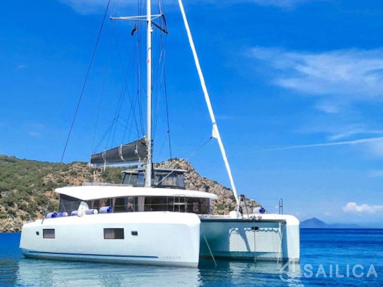 Lagoon 42 - Yacht Charter Sailica