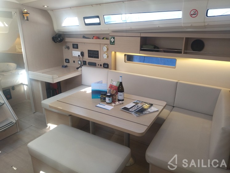 Oceanis 40.1 - Yacht Charter Sailica