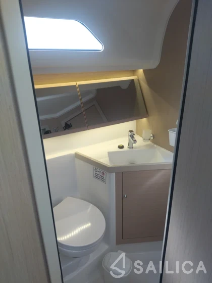 Oceanis 40.1 - Yacht Charter Sailica
