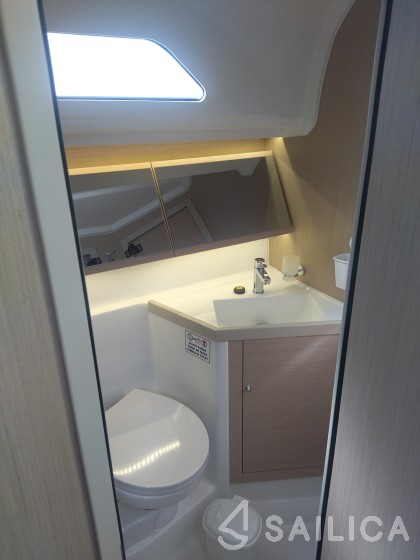 Oceanis 40.1 - Yacht Charter Sailica