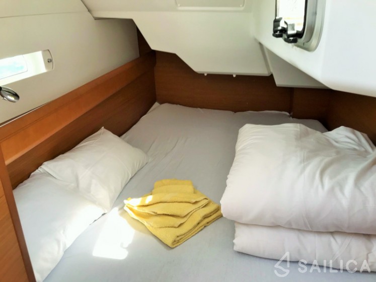 Sun Odyssey 389 - Yacht Charter Sailica