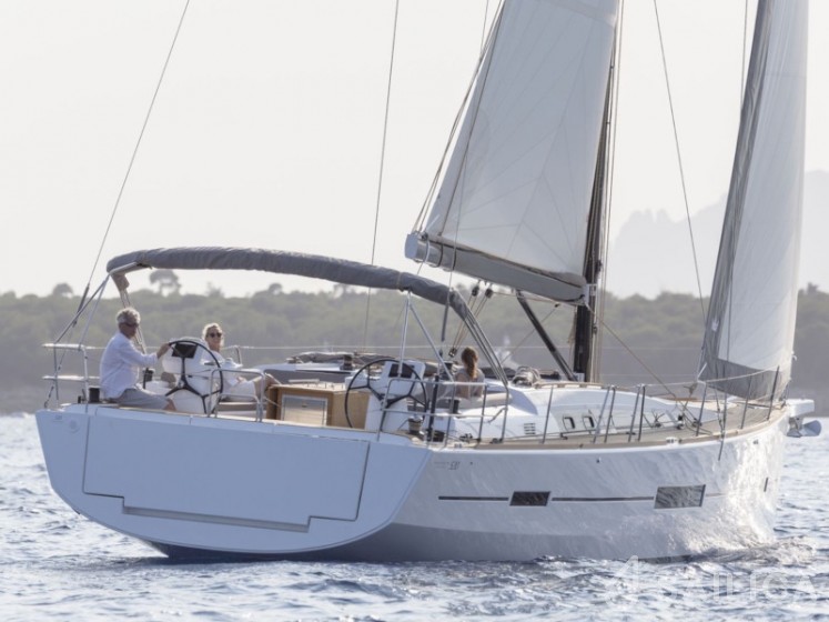Dufour 520 GL - Yacht Charter Sailica