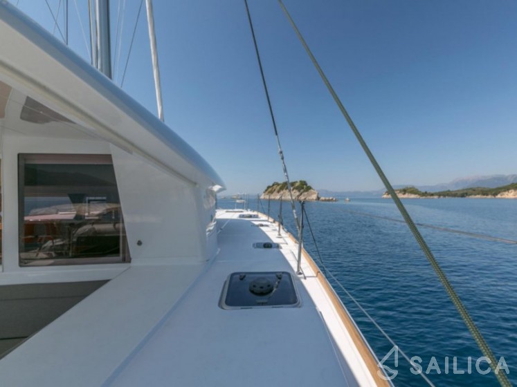 Lagoon 400 S2 - Yacht Charter Sailica