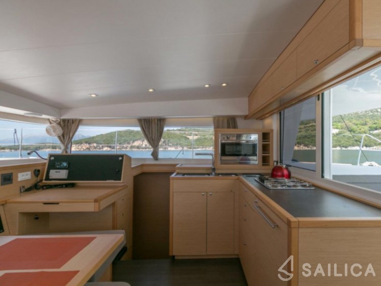 Lagoon 400 S2 - Yacht Charter Sailica