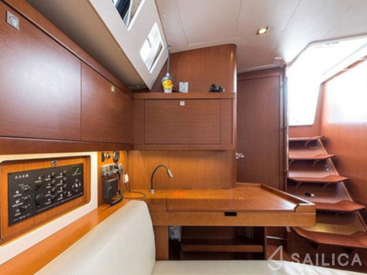 Oceanis 45 - Yacht Charter Sailica