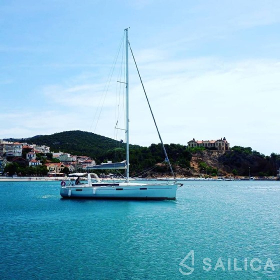 Oceanis 45 - Yacht Charter Sailica