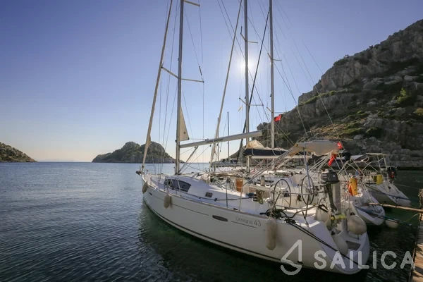 Oceanis 43 - Yacht Charter Sailica