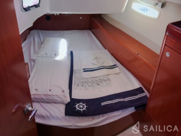 Oceanis 43 - Yacht Charter Sailica