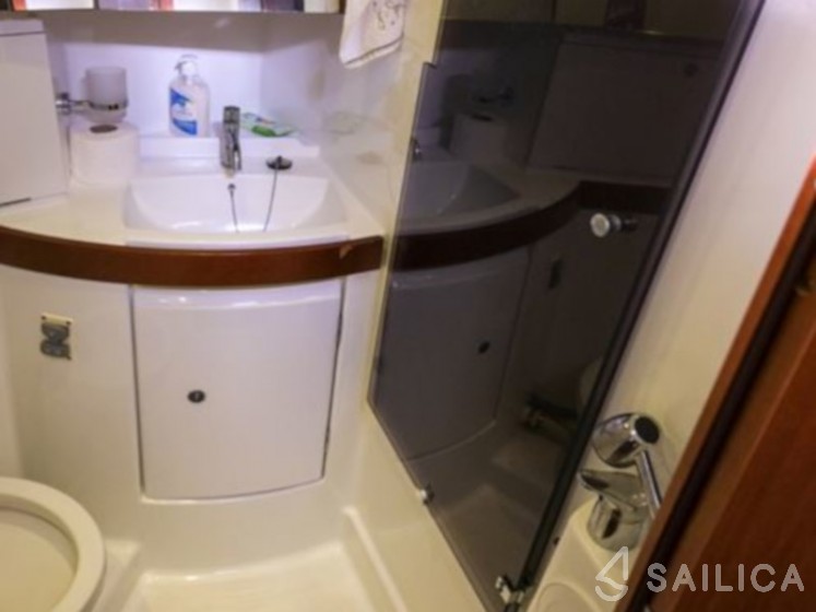 Oceanis 43 - Yacht Charter Sailica